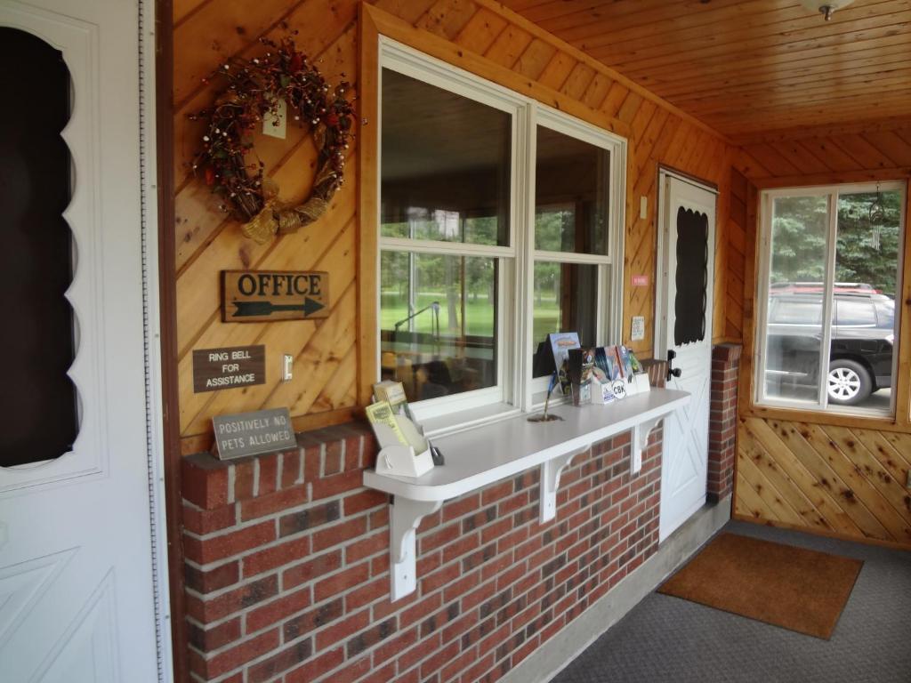 Pocono Lake Sullivan Trail Inn & Suites מראה חיצוני תמונה