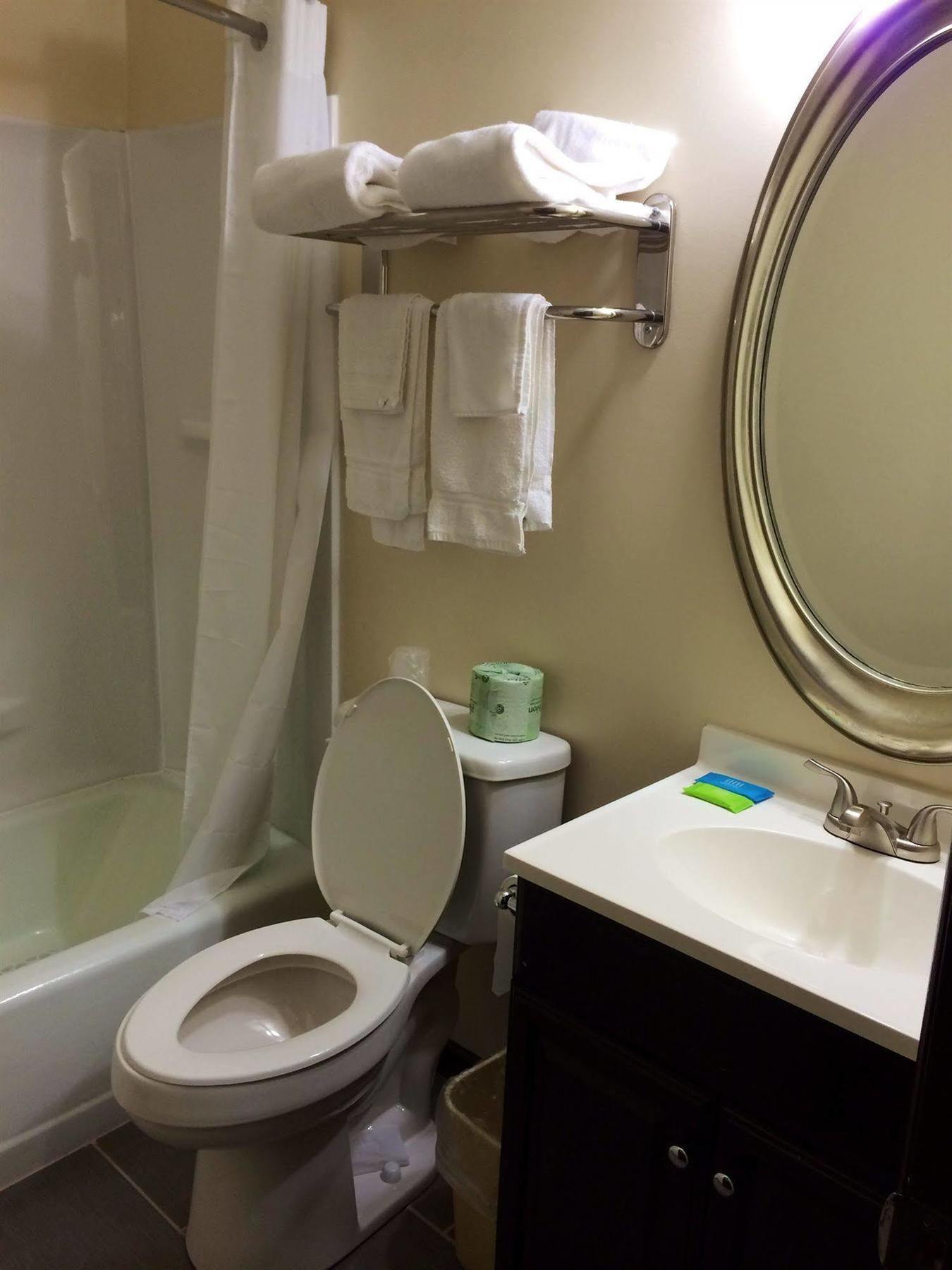 Pocono Lake Sullivan Trail Inn & Suites מראה חיצוני תמונה