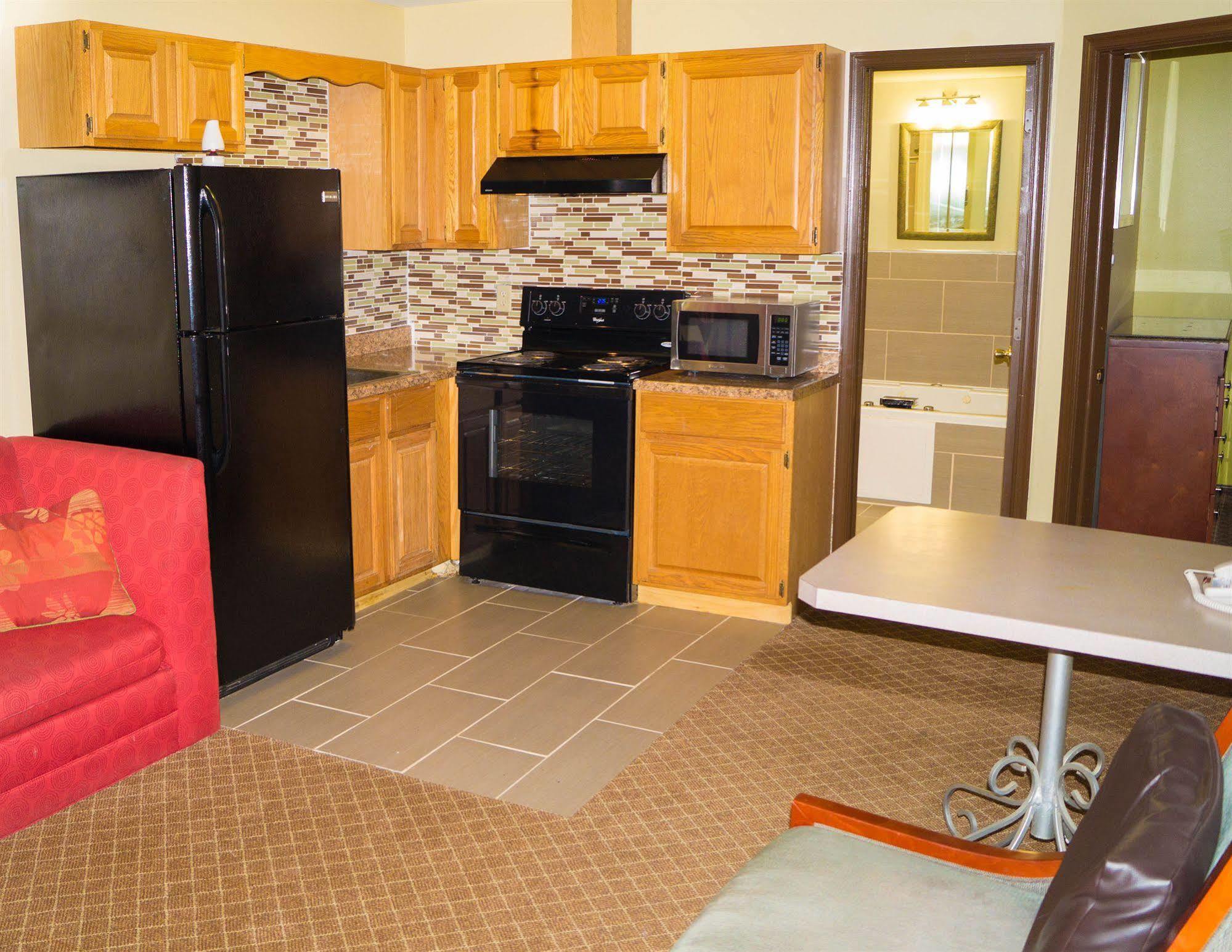Pocono Lake Sullivan Trail Inn & Suites מראה חיצוני תמונה